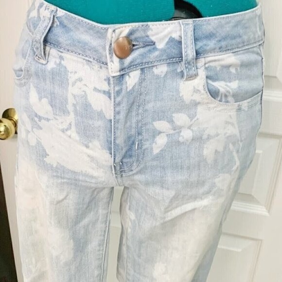 American Eagle Floral Light Wash Crop Super Stretch Distressed Skinny Jean - Picture 2 of 12